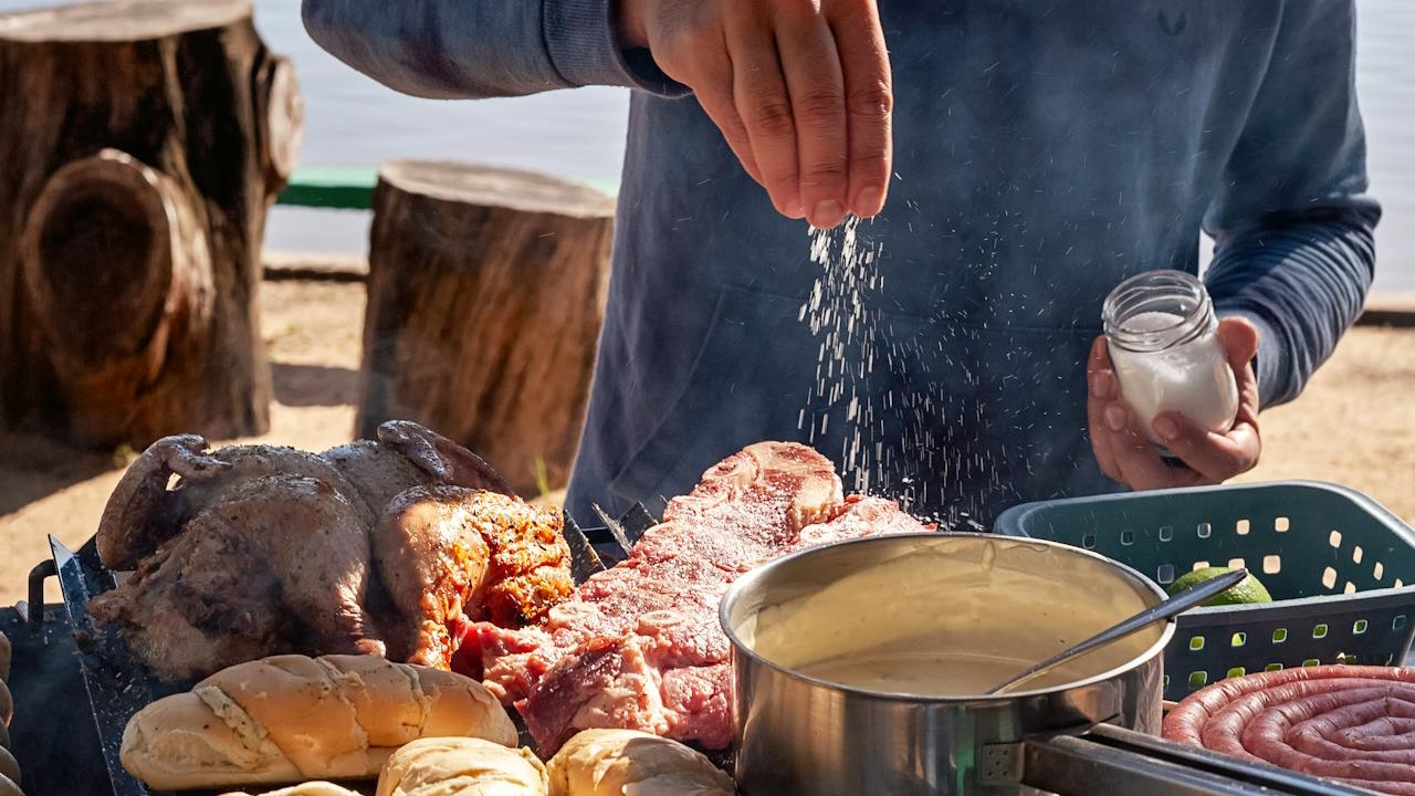 Mann salzt Fleisch - Salzersatz